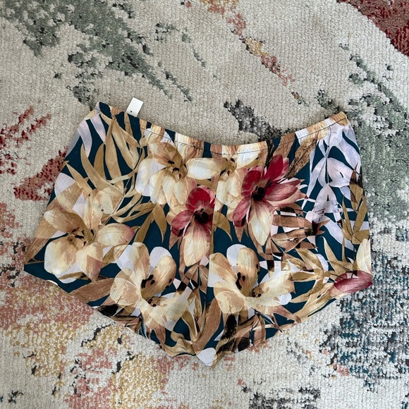 New Women’s Abstract Floral Shorts Size Large - Picture 6 of 10